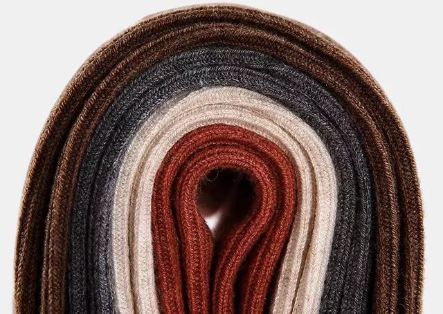 羊毛短靴穿搭,杨颖黑色长筒袜马丁靴