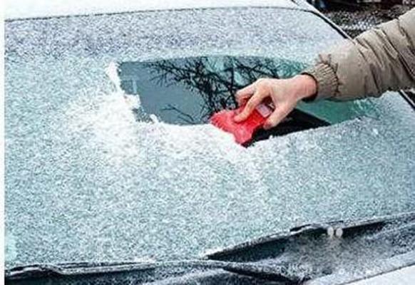 车窗结冰用头撞,车窗结冰了几招教你轻松解决