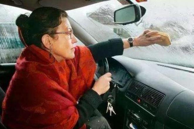 下雨开车玻璃起雾怎么快速除雾,下雨车窗起雾免费小妙招