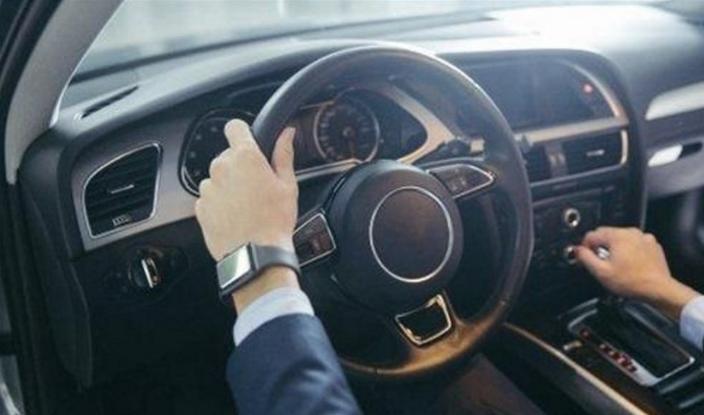 高速突然爆胎采取安全措施是什么,高速路上突然爆胎该如何正确驾驶