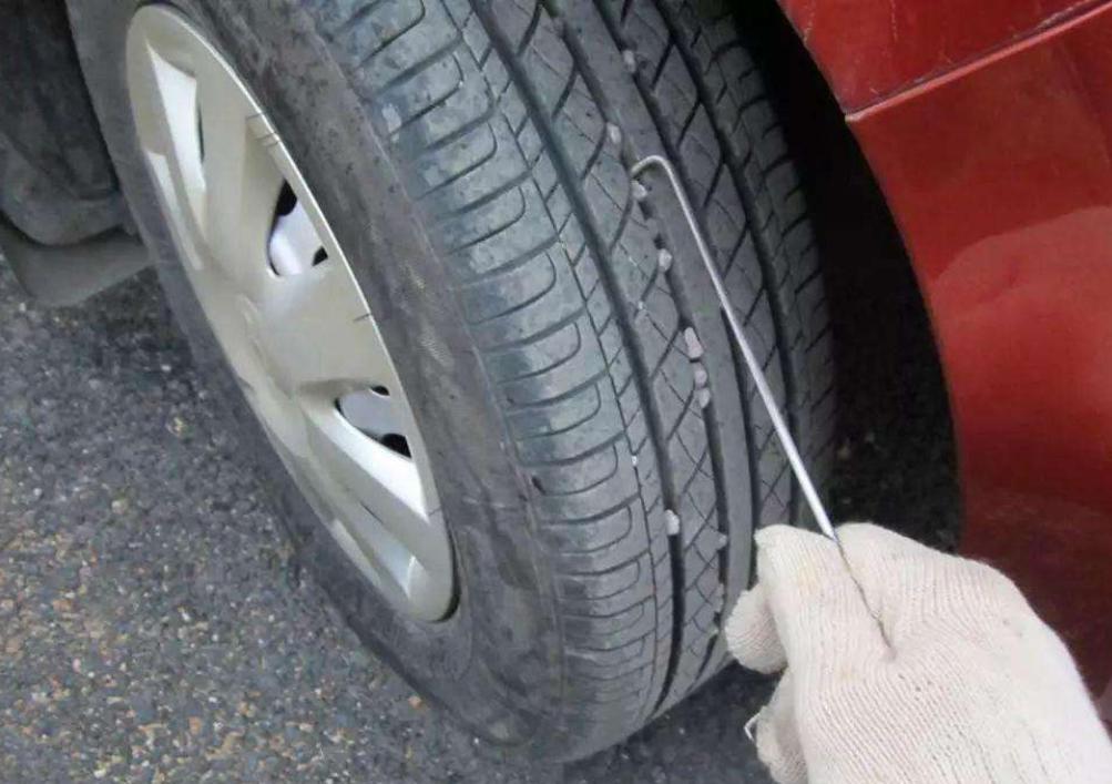 为什么汽车轮胎容易卡石子,汽车轮胎卡石子技巧