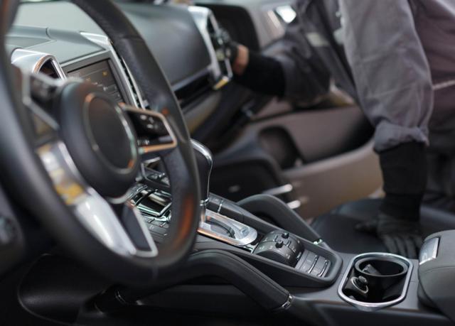 车子内饰脏了怎么清理,车内饰可以用湿毛巾擦吗