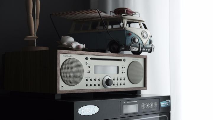 推荐一款简单精致的电脑桌 (实木电脑桌效果图大全2015款)