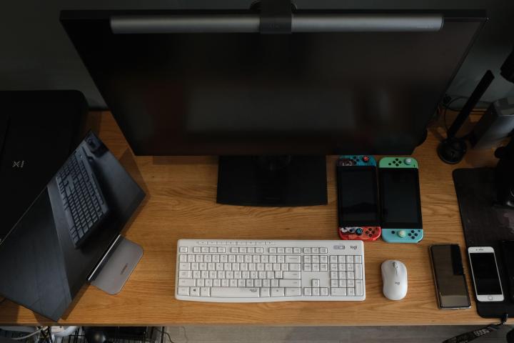 推荐一款简单精致的电脑桌 (实木电脑桌效果图大全2015款)