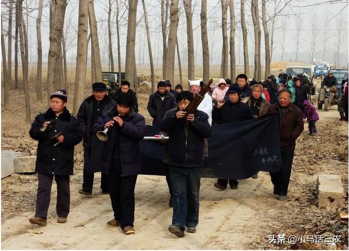开车遇到丧葬车队怎么做,农村路上抬棺有什么讲究吗