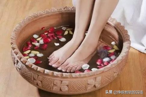 热水泡脚加盐有什么好处,热水泡脚有哪些健康好处