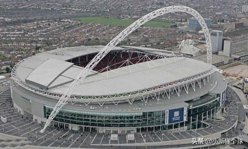 一场记忆深刻的足球比赛,一栋球场