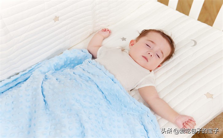 新生儿头睡扁了怎么矫正,新生儿头睡变形纠正