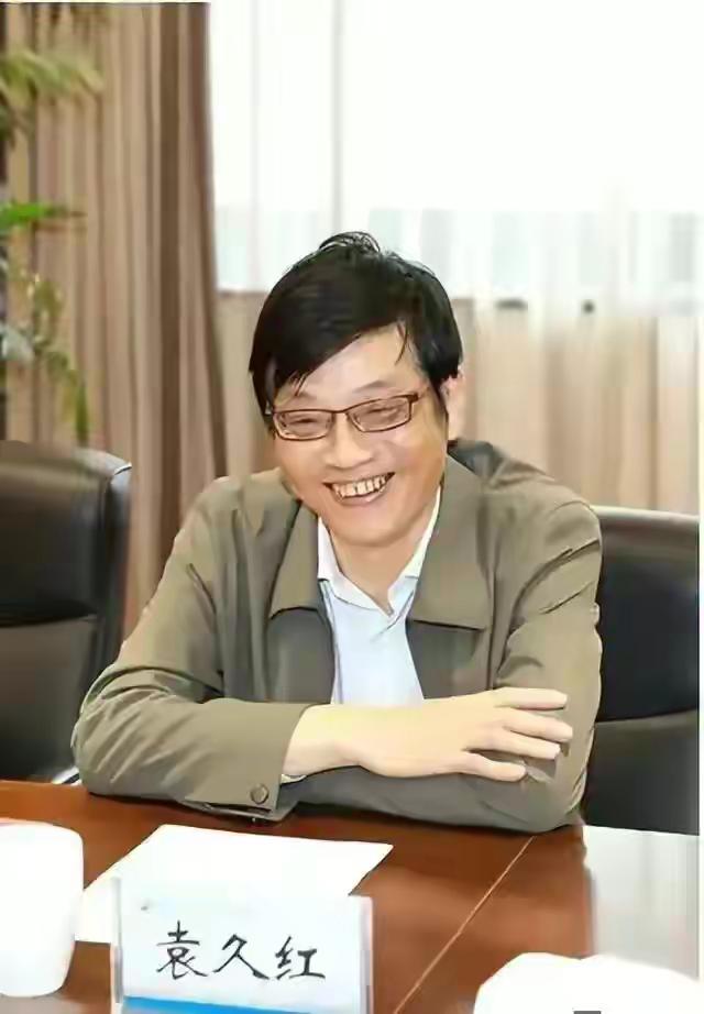 震惊！女性*处私**照发到300人工作群里，居然还是大学院长