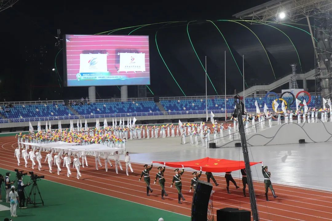 64岁“小白鞋”奶奶，11岁花游小将：省运会赛场上的她们，好飒