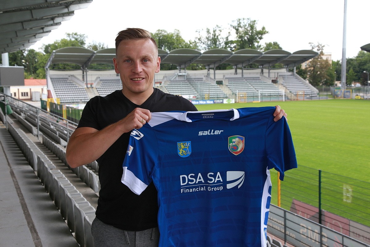 波兰足球现役最矮球员,全球最矮的篮球选手1米35竟能扣篮