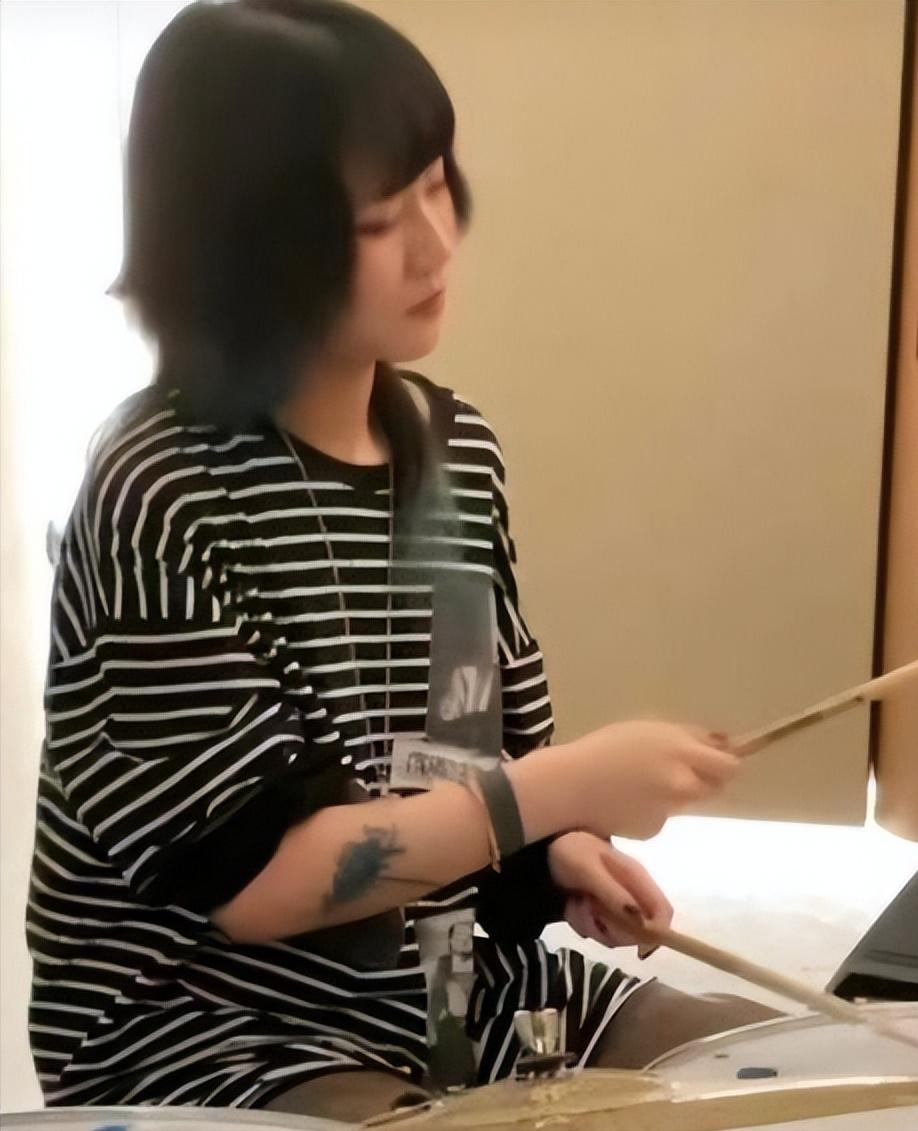 窦唯秃顶图片,窦唯从型男变邋遢大叔