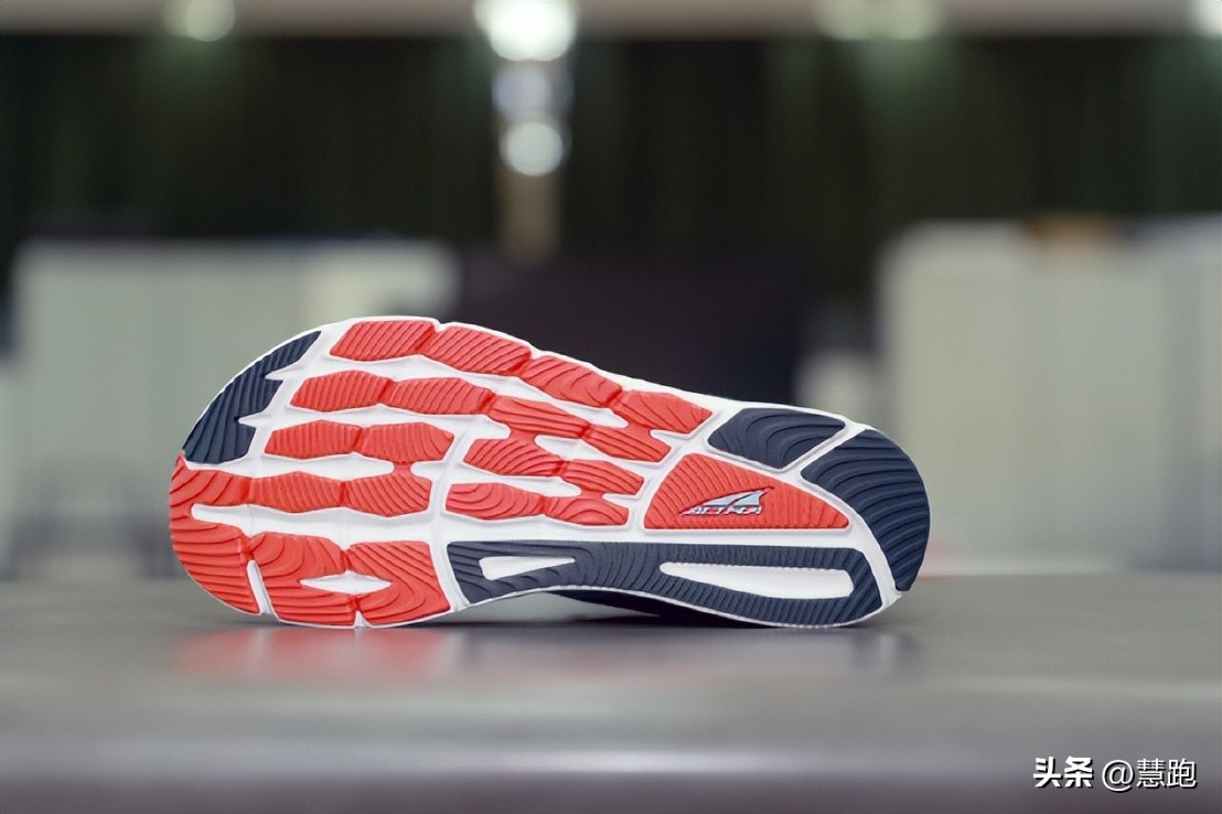 跑鞋科技的深度思考：没有碳板的跑鞋就过时落后了吗？
