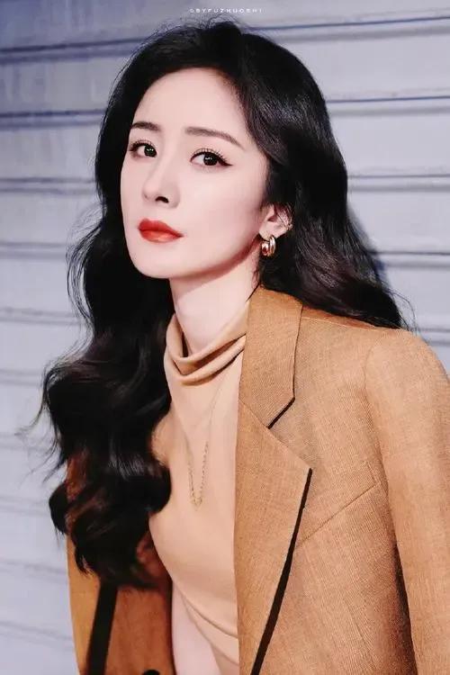 杨幂慷慨且大方,女明星里杨幂有多少钱