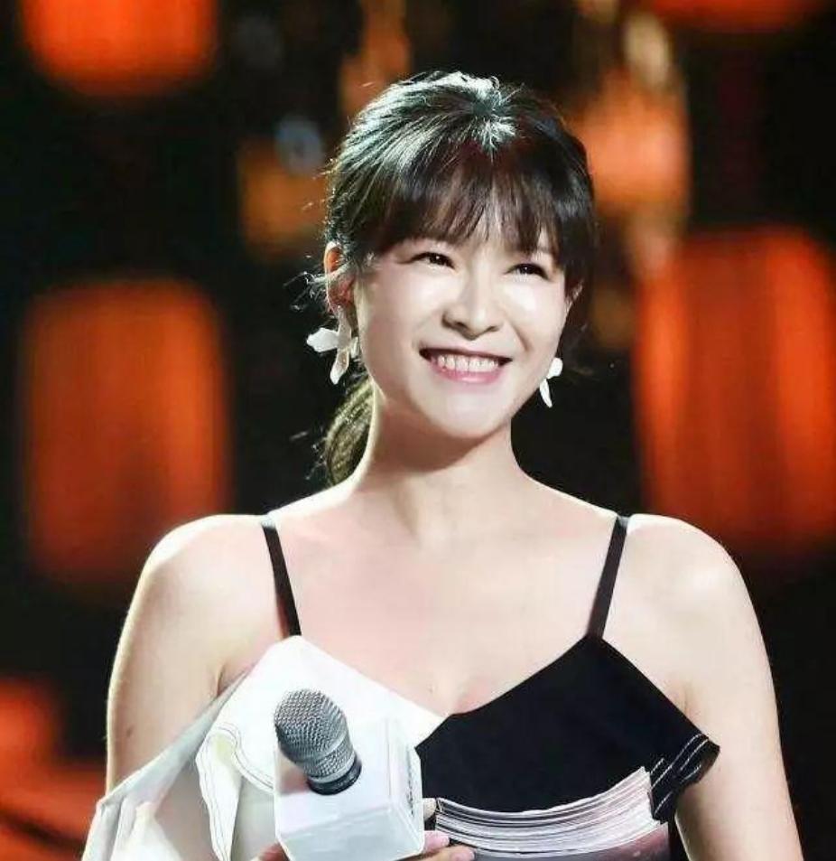 著名主持人李艾：嫁给自己经纪人，婚后一直分房睡，连楼层都不同