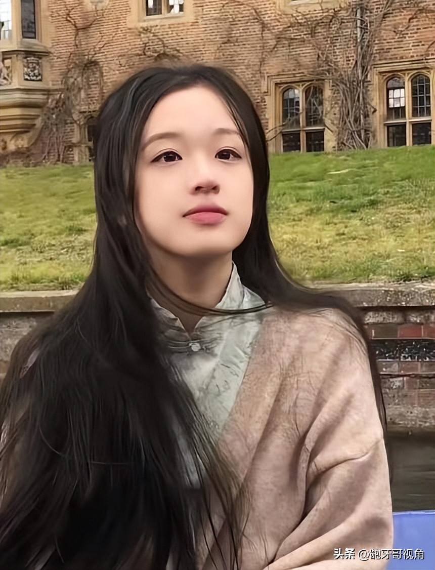 华人留学美女大学生英国地铁走红，身穿旗袍，形似留洋大小姐