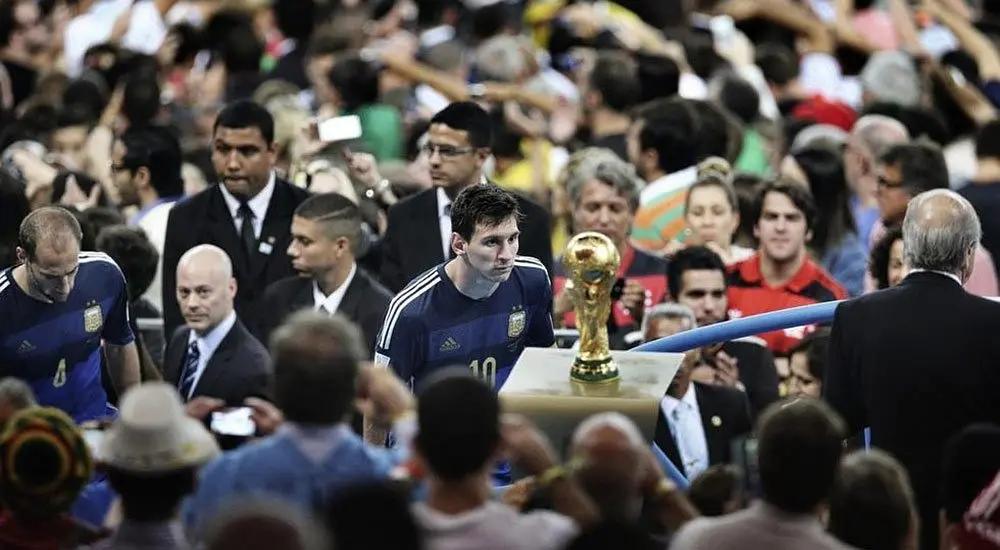 梅西侏儒症的时候踢球是什么样子,梅西成长全记录