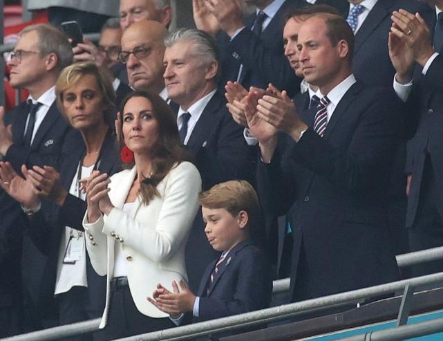 乔治小王子六岁照片,乔治小王子穿着