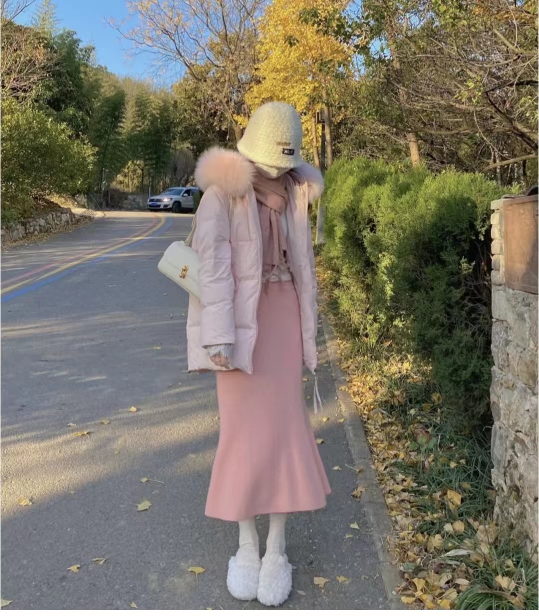 浅蓝色羽绒服怎样搭配黑色半身裙,短款白色羽绒服的最佳搭配半身裙