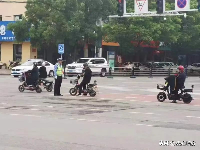 真情服务群众的暖心人物,在一线服务群众的那些暖心事儿