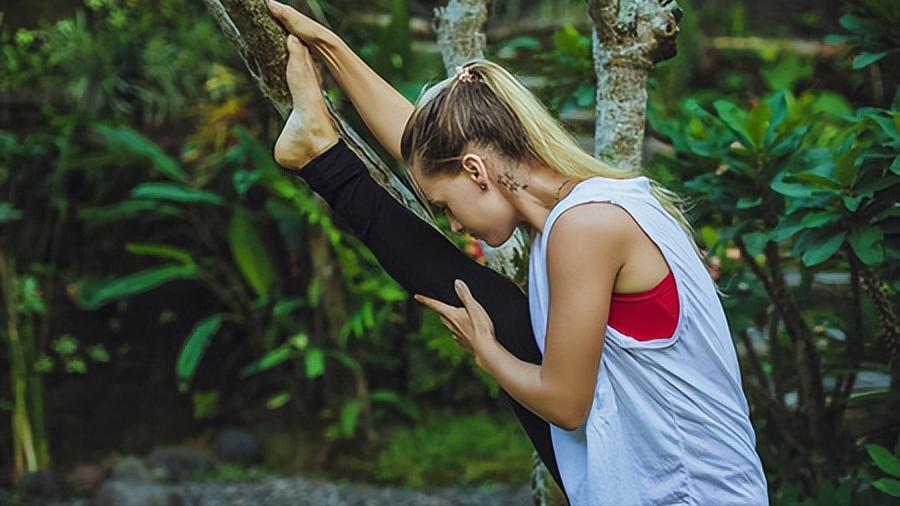 70岁老人压腿拉筋有好处吗,老人压腿的好处与坏处