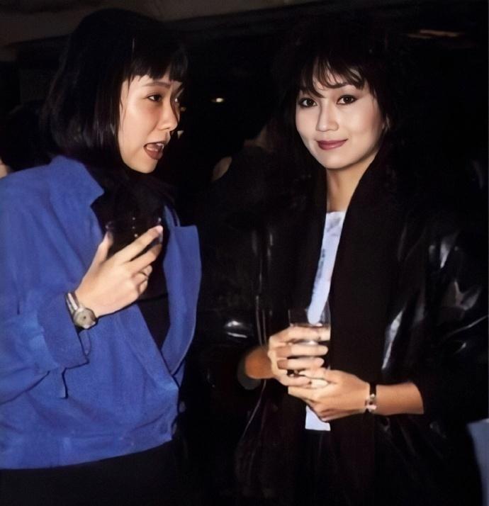 卑鄙龌龊老照片：*楼青**女子妖娆多姿，妇女露胸喂奶被孩子撕扯衣服