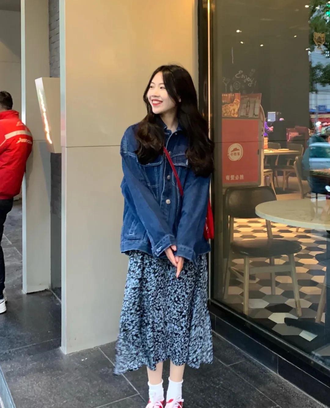 冬季牛仔外套搭配什么裤子好看女,男士蓝色牛仔外套秋冬季怎么搭配