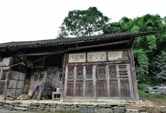 半夜邻居家狗叫算扰民吗,半夜狗冲着门口叫个不停怎么回事