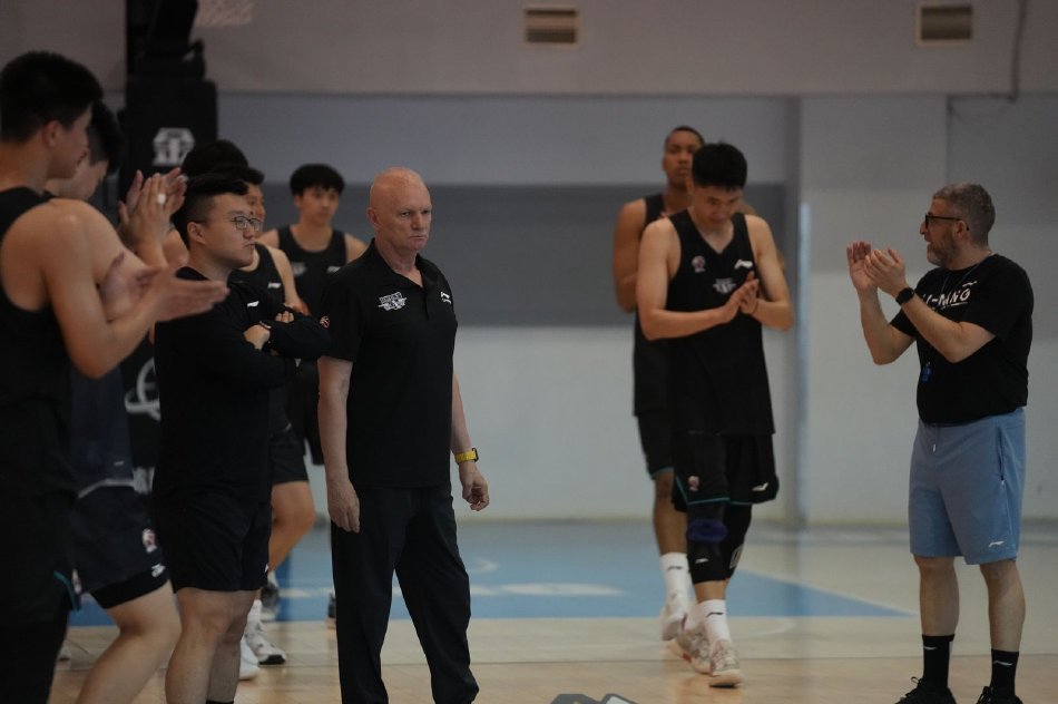 北京首钢男篮公开训练录像,北京男篮主教练莱登赛后采访