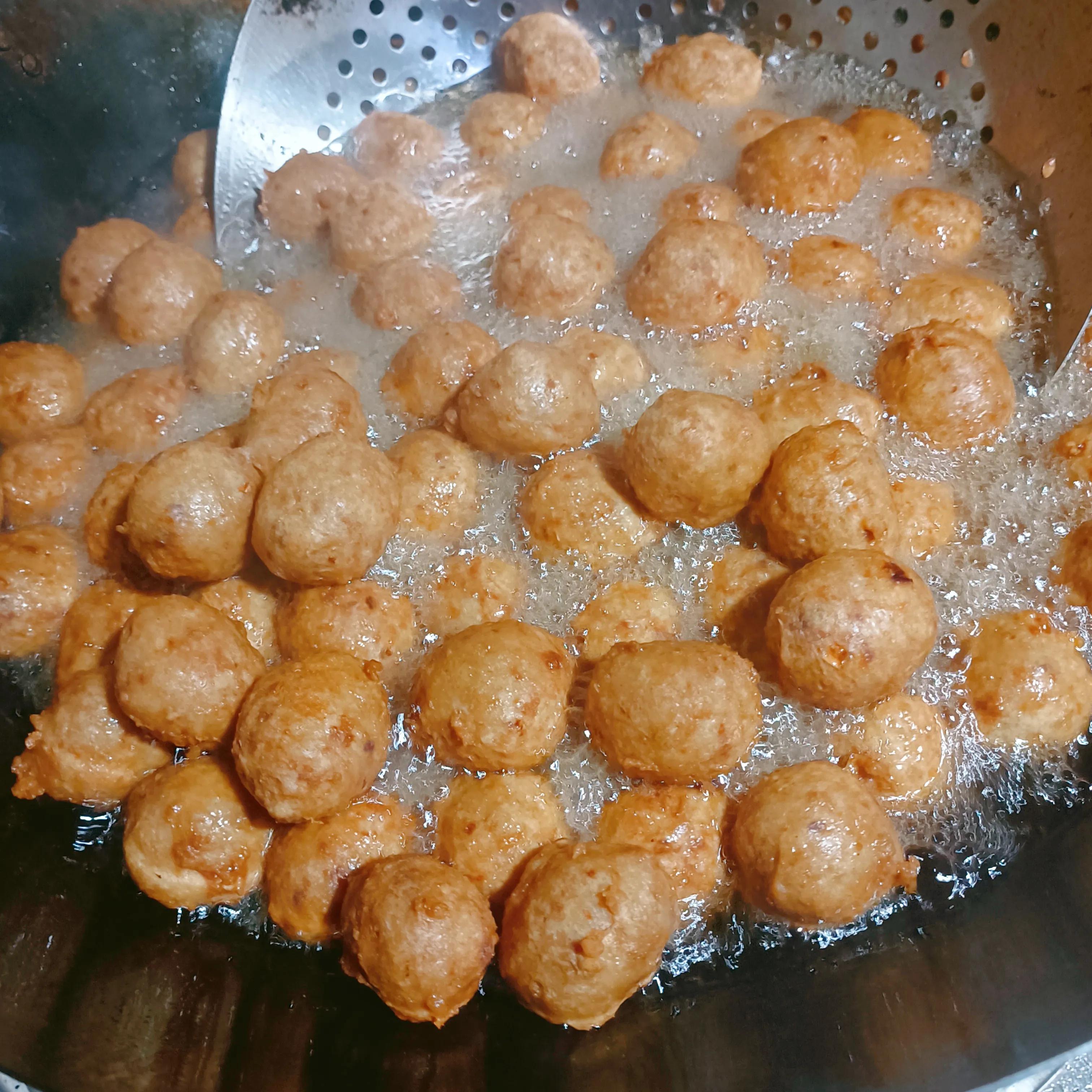 教你炸肉丸子的家常传统做法步骤,炸肉丸子妙招不粘手