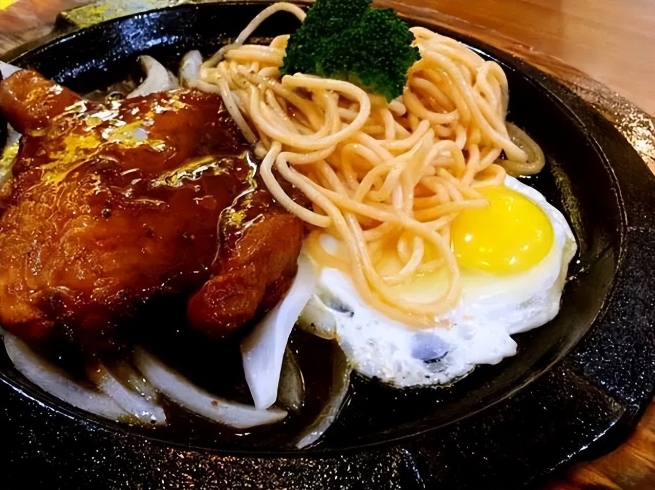西餐服务员会端来一杯柠檬水,西餐上餐前的柠檬水是用来干嘛的