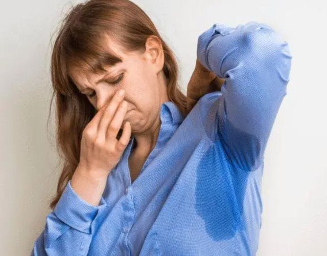 为什么一出汗身上就有香味,为什么一出汗就觉得身上黏黏的