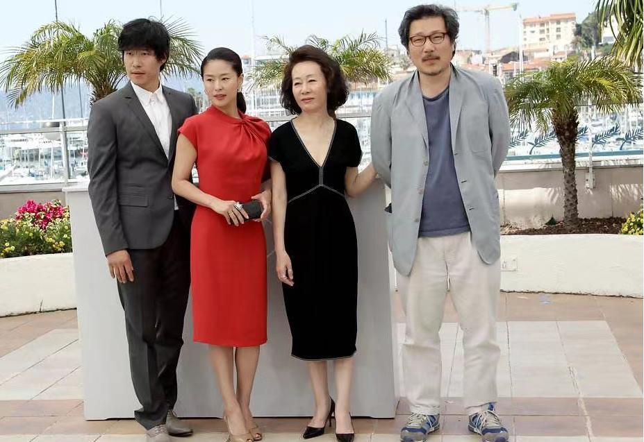 她是所有韩国男人的女神，却甘愿当小三嫁57岁导演，败尽多年名声