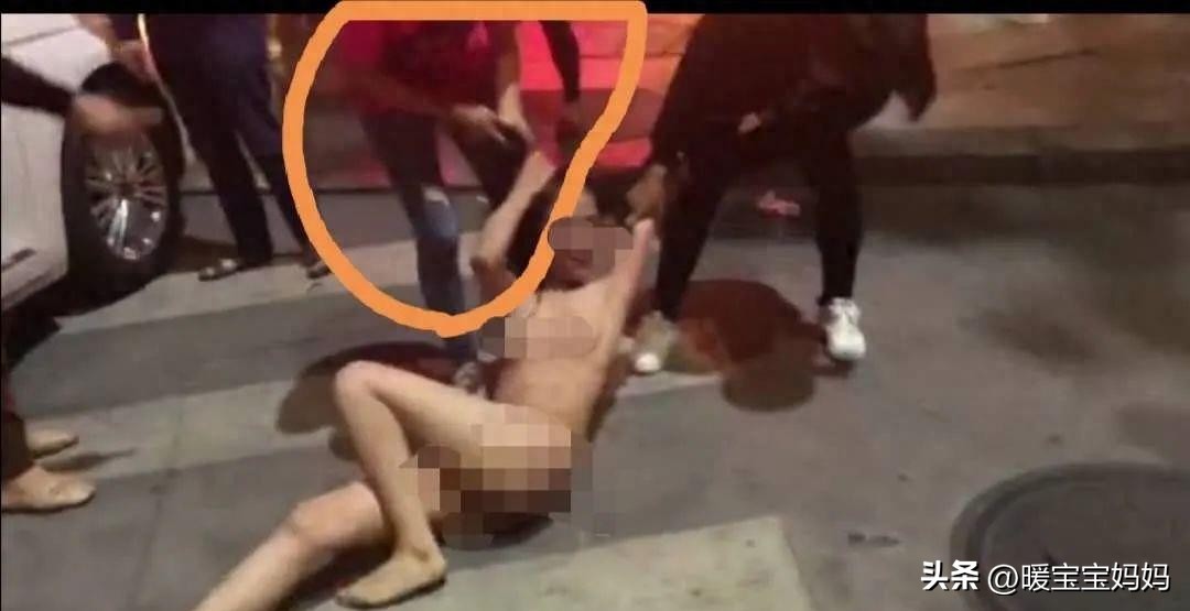 群殴小三，揪头发，强行拖拽至街上，