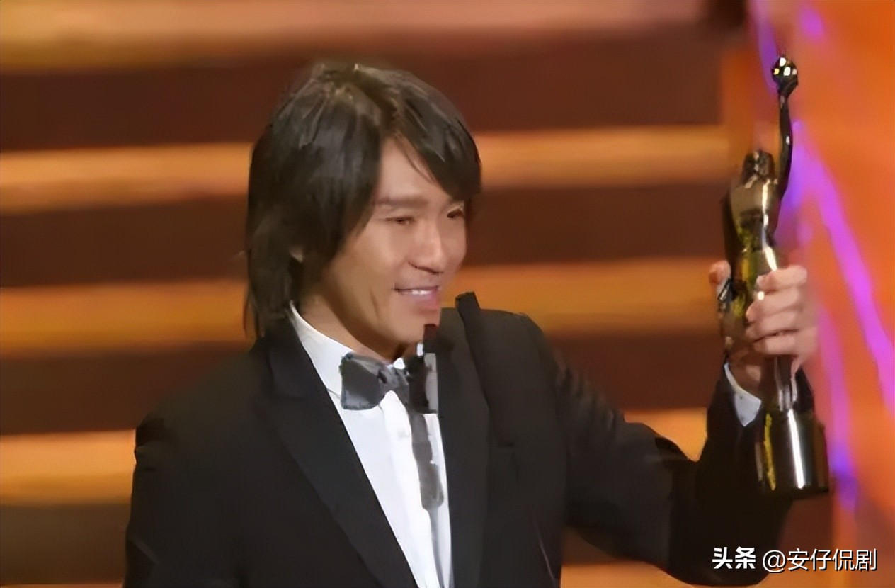 周星驰遭向太炮轰的时候,周星驰向华强金像奖