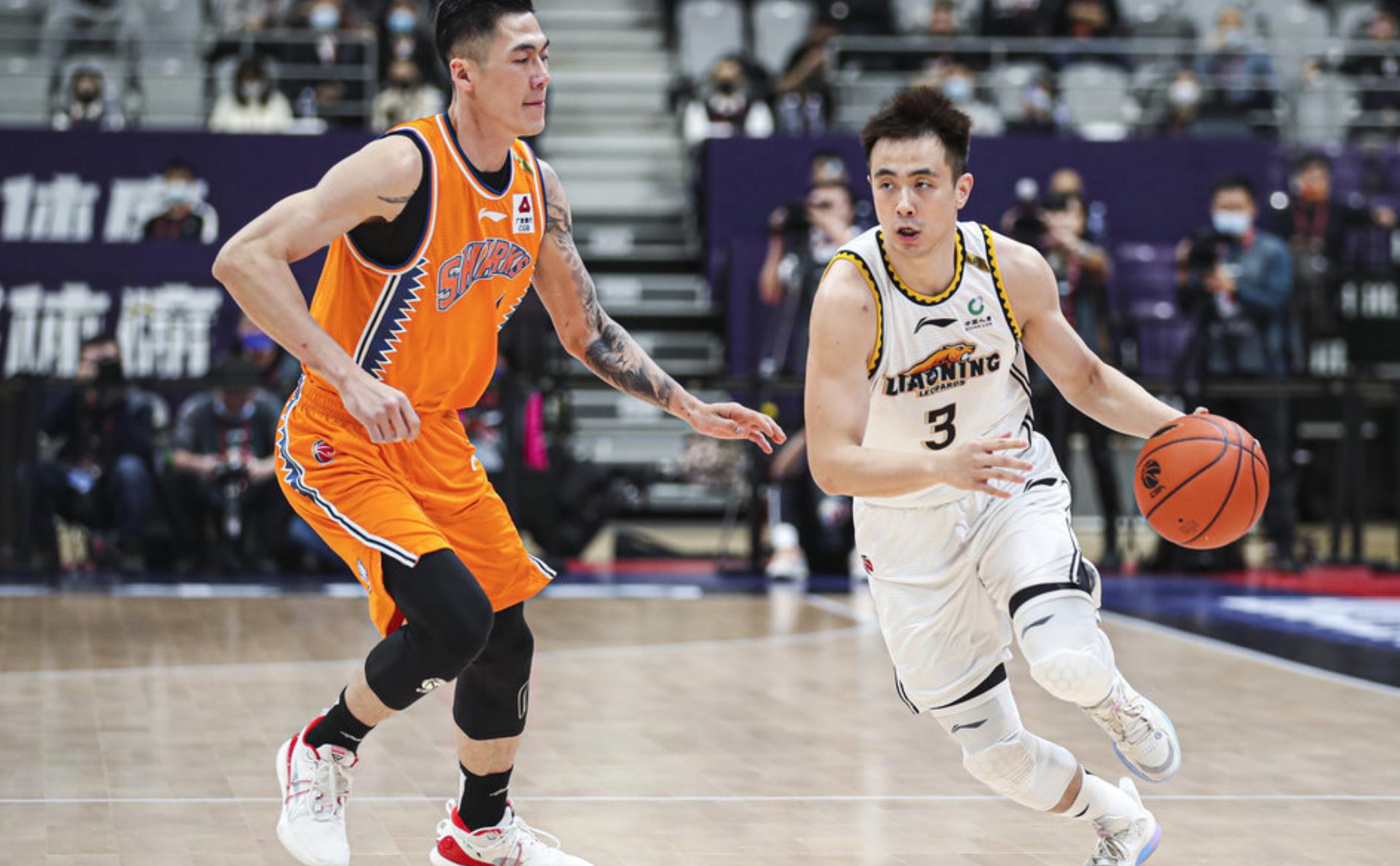 李春江提前猜到杨鸣的绝杀战术，指挥刘铮机智走位断掉赵继伟运球