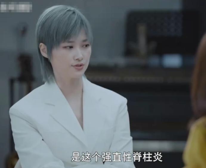 最有钱女明星刘亦菲,刘亦菲秀名贵翡翠大耳环