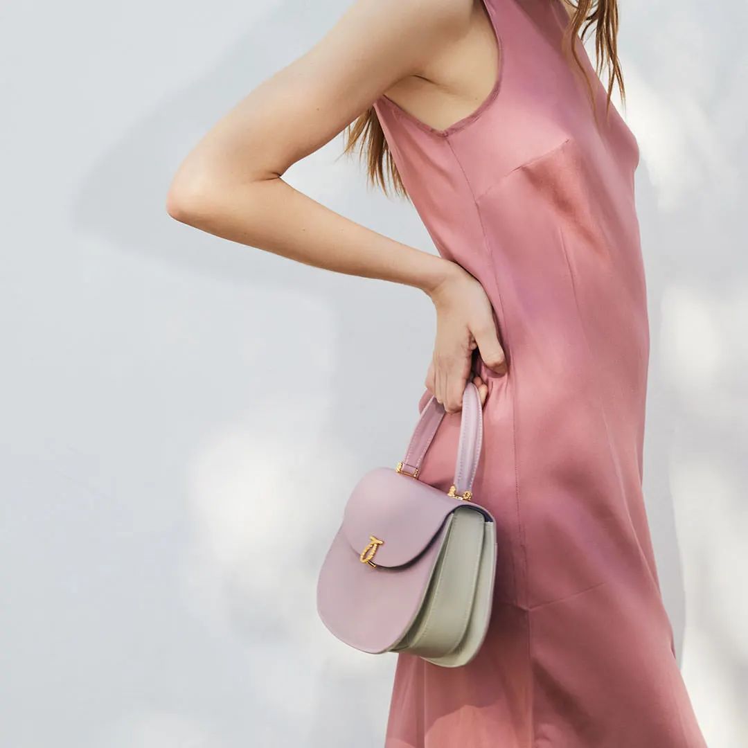 英国女王最喜欢的包包牌子,英国女王拿的包包价格