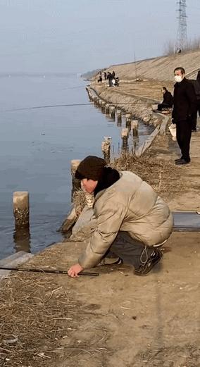 “老鼠贴粘到的，吃了不会犯法吧？”网友：争取死缓吧！哈哈哈