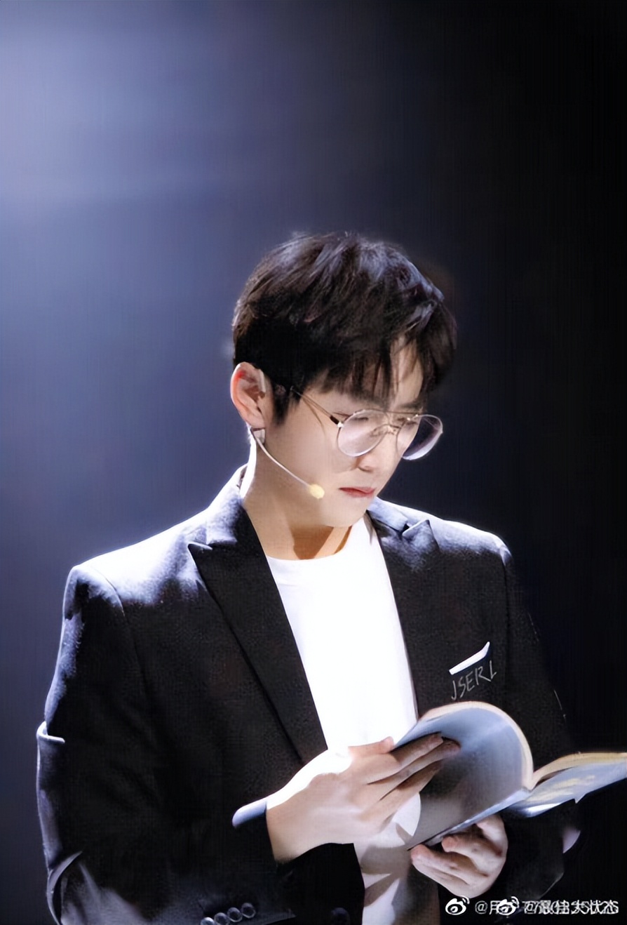 谁懂白客的人夫感！是那种苏感满满的居家好男人型，特别是笑起来