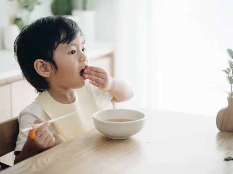 孩子肋骨外翻有必要矫正吗,孩子肋骨外翻正常吗需要补钙吗