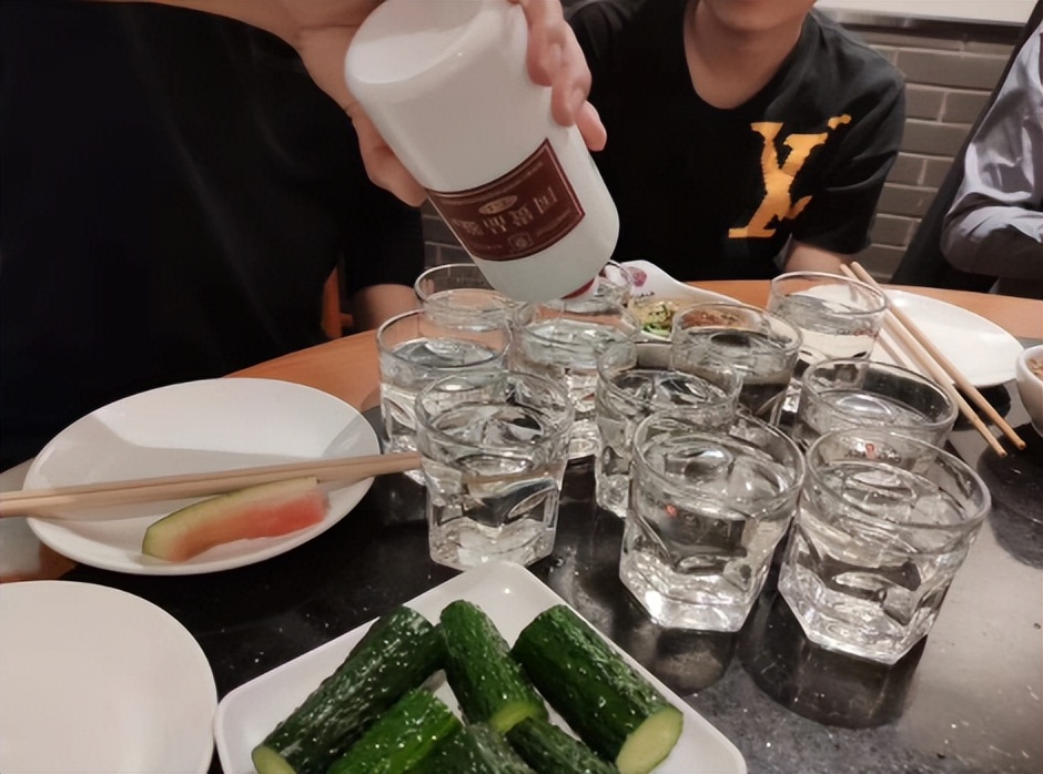 辽宁男子喝3万斤酒撑大脖子,男子嗜酒如命一天三四斤白酒