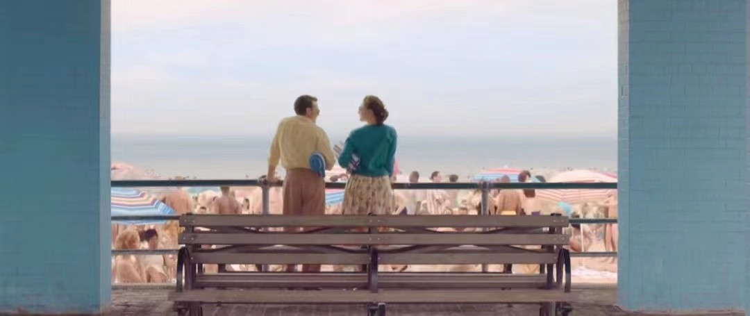 美国影片《布鲁克林》多次出现爱丽丝的定格画面有什么目的？