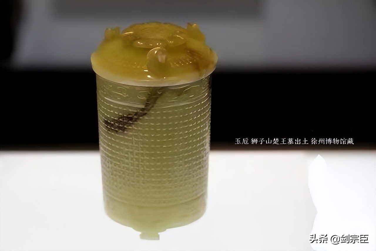 1984年，砖瓦厂工人在山上取土，一锄头下去，冒出来一个“人头”