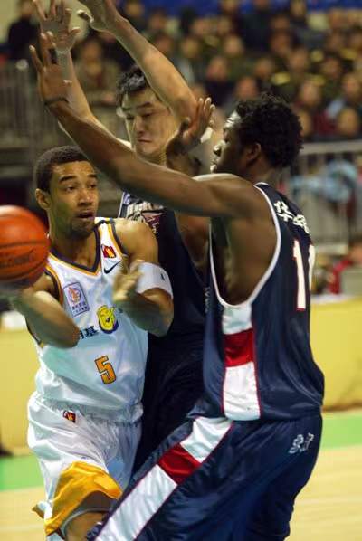 因不满裁判判罚被罚去对手球场,cba篮球争议判罚大合集