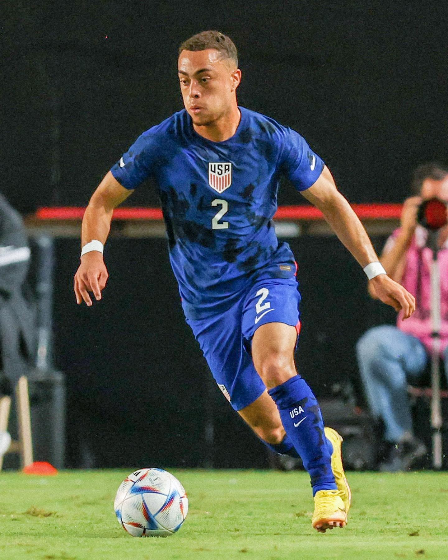 卡塔尔世界杯国家队球衣,卡塔尔世界杯官方纪念蓝白球衣