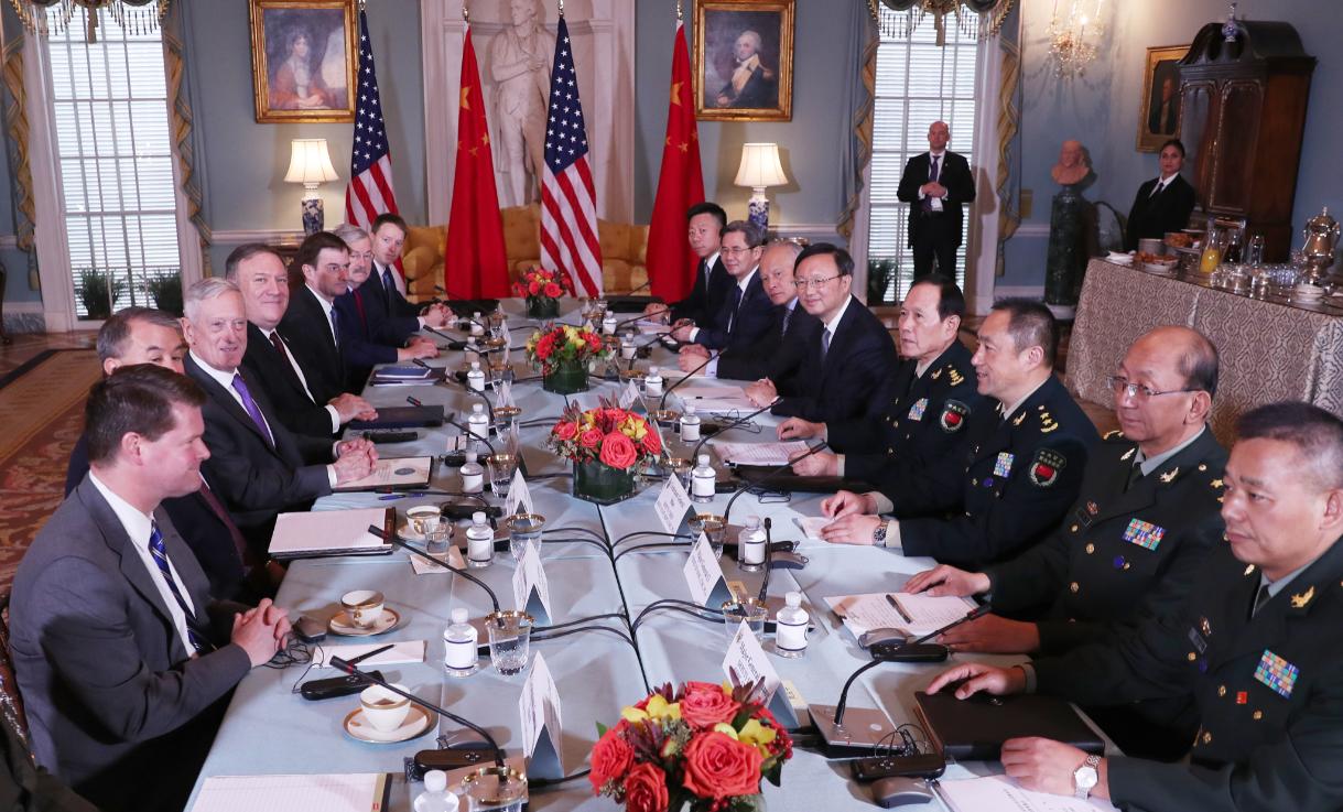 6月3日消息：美军机抵近山东舰，歼16没给歼15机会，与美机拼*刀刺**