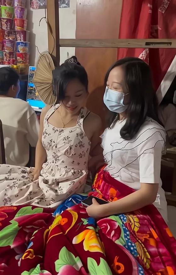 广东：小伙带女同事屋里打游戏，不上班月入过万，网友：环境艰苦