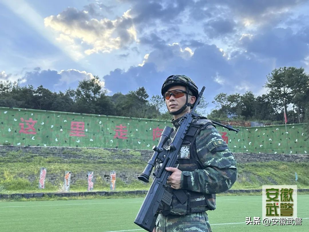 喜报！*警武**安徽总队冯龙飞荣获*警武**部队“优秀警士”