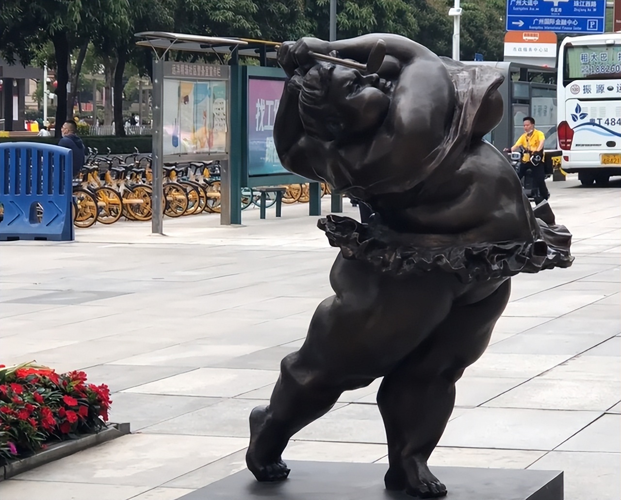 广州闹市这组丰乳肥臀的雕塑多次被投诉，艺术还是糟粕，争议不断